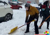 州、市直機關(guān)下沉社區(qū)干部清雪